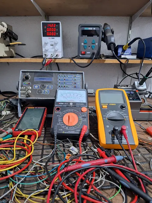 Laboratório de eletrônica automotiva com equipamentos para teste e reparo de módulos em Campo Grande MS