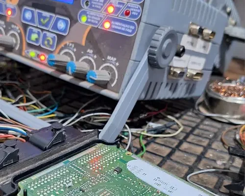 Diagnóstico de módulo de injeção eletrônica em bancada técnica na Ajato Chaveiro